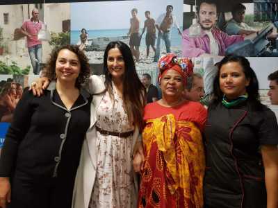 A renderla viva � la 42enne direttrice artistica Vanessa Mastrocessario Silva. In foto � la prima a sinistra e posa assieme alla mediatrice culturale Larissa Di Lauro Amorim, ad Ana Estrela e alla figlia di quest'ultima: Laina